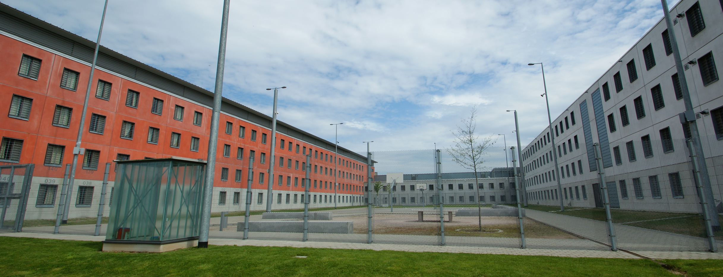 Blick zwischen die Hafthäuser auf den Hof innerhalb der Justizvollzugsanstalt Offenburg