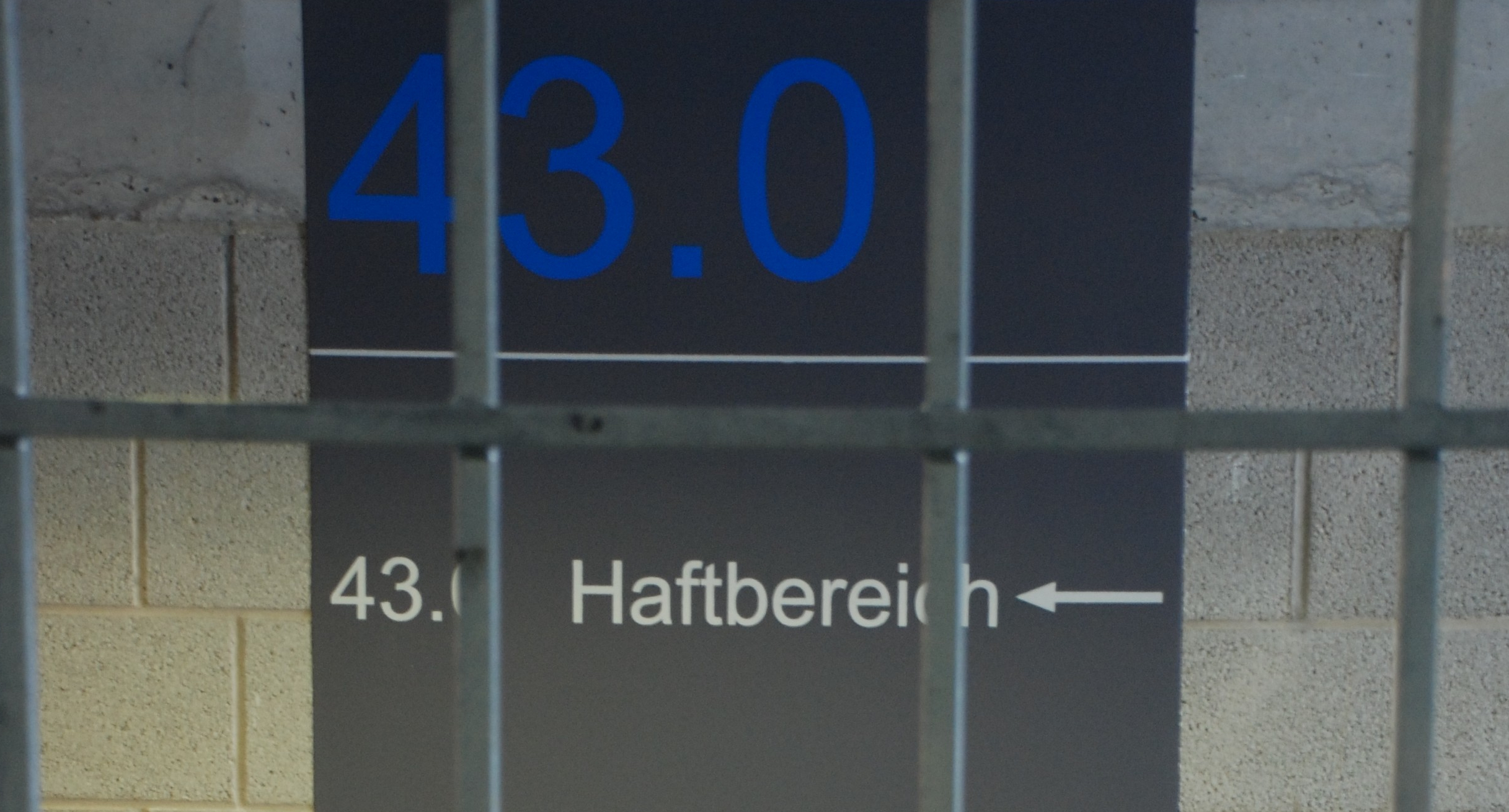 Wegweiser innerhalb der Justizvollzugsanstalt Offenburg 43.0 nach Haftbereich